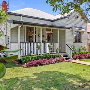 ambiente-cottage-pet-and-family-friendly.queenslandhotels.net/
